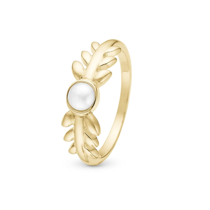 PEARL & NATURE ring i forgyldt sterling sølv fra Christina Jewelry & Watches med hvid ferskvandsperle og bladmotiv.